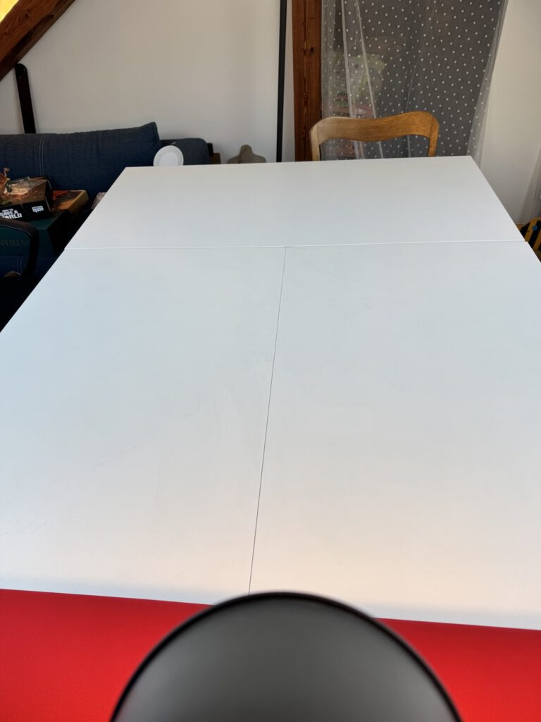 [Bild 1: Drei Tische mit Stellkanten]